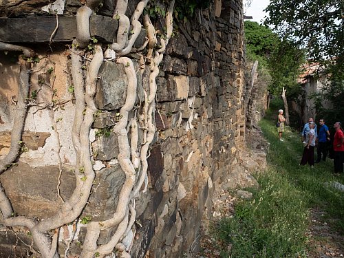Wandern durch Ruinen: Besucher im Geisterdorf von San Vicente de Munilla. - © Andreas Drouve/dpa-tmn