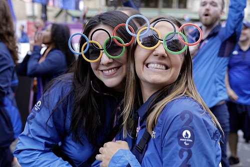 Viele Menschen kamen zur Verabschiedung von den Olympischen Spielen und den Paralympics. - © ANDRE PAIN/POOL EPA via AP/dpa
