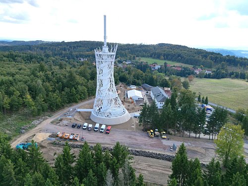 Zugegeben, etwas Fantasie ist nötig: Aber die Antenne ist der Besenstiel, und die schmalen weißen Streben sind der Reisig - fertig ist der gigantische begehbare Hexenbesen im Südharz. - © Matthias Bein/dpa/dpa-tmn
