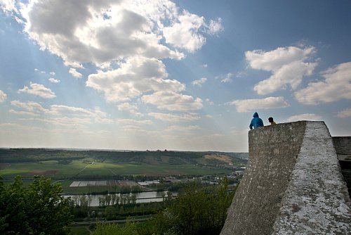 Einen Sonnenstuhl muss man sich im Zweifel selbst mitbringen, aber einen schönen Ausblick hat man vom Sonnenstuhlturm auch im Stehen. - © Karl-Josef Hildenbrand/dpa/dpa-tmn
