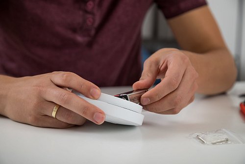 Leere Batterien unbedingt austauschen: Häufig machen Rauchmelder sich akustisch bemerkbar. - © Christin Klose/dpa-tmn