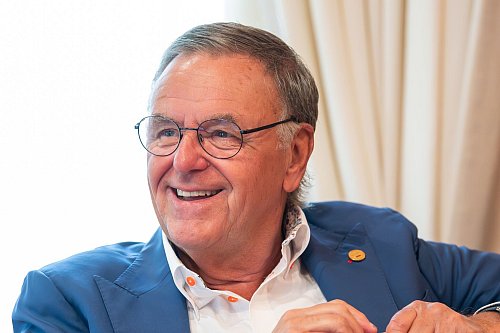 Roland Mack testet auch mit 75 neue Achterbahnen. - © Silas Stein/dpa