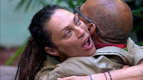 Die Dschungelkönigin und ihr Dschungelprinz: Lilly Becker umarmt Schauspieler Pierre Sanoussi-Bliss. - © -/RTL/dpa