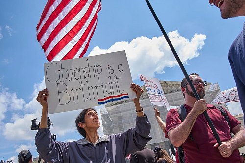 Protest begleitet eine Anhörung zum Streit um das Geburtsrecht vor dem Gerichtsgebäude im Mai: Demonstranten setzen ein Zeichen für den Erhalt des in der Verfassung verankerten Geburtsrechts. (Archivbild) - © Jacquelyn Martin/AP/dpa