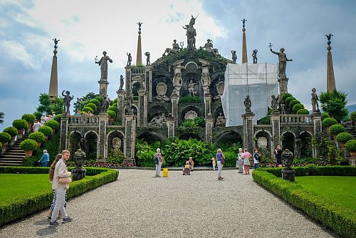 Sie symbolisieren Elemente, Flu?sse und Jahreszeiten: die Statuen der Stufenpyramide auf der Isola Bella. - © Florian Sanktjohanser/dpa-tmn