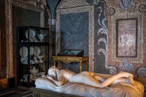 Zu finden in den Grotten der Isola Bella: die schlafende Marmor-Venus. - © Florian Sanktjohanser/dpa-tmn