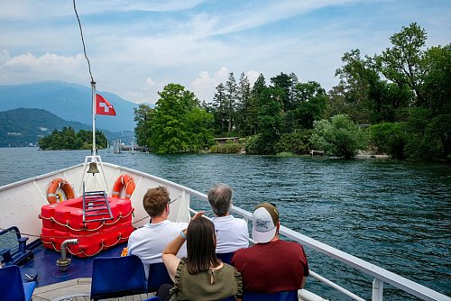 Anfahrt mit der Fa?hre: Urlauber setzen auf die Brissago-Inseln u?ber. - © Florian Sanktjohanser/dpa-tmn