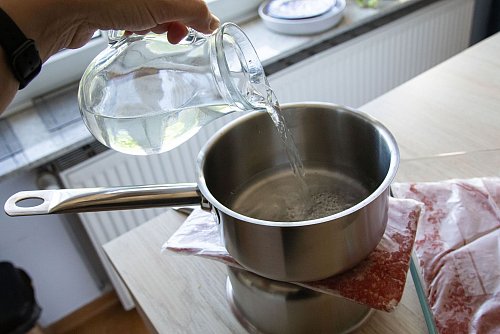 Schritt 2: Warmes Wasser in den oberen Topf gießen. - © Christin Klose/dpa-tmn