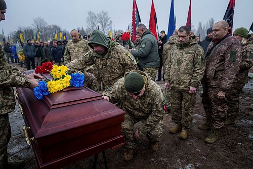 Auch die Ukraine hat hohe Verluste. (Archivbild) - © Evgeniy Maloletka/AP/dpa