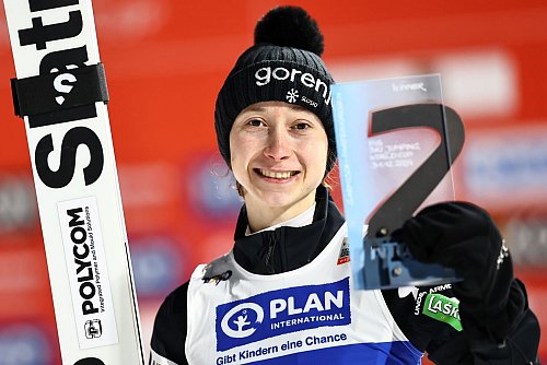 Nika Prevc war bei der Two-Nights-Tour nicht zu besiegen. - © Daniel Karmann/dpa