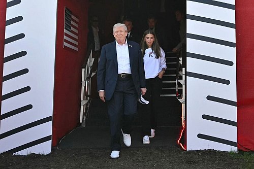 Kai Trump (r) begann im Alter von zwei Jahren mit dem Golfspielen. (Archivfoto) - © Mandel Ngan/POOL AFP/AP/dpa
