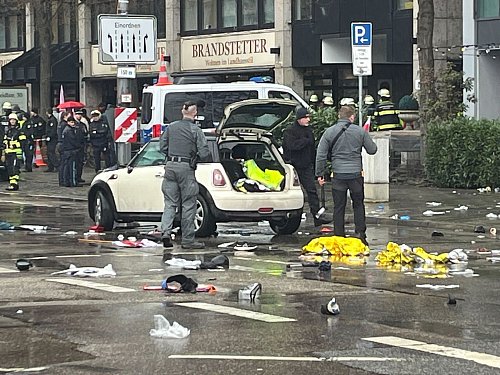 Trümmer liegen auf der Straße verteilt. - © Christoph Trost/dpa