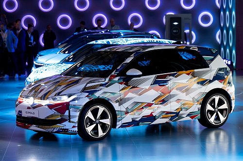 Der ID.Polo verspricht im besten Fall deutlich über 400 Kilometer Reichweite und wird ab Preisen von 24.990 Euro auf den Markt kommen. - © Sven Hoppe/dpa/dpa-tmn