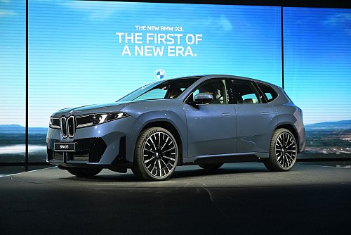 Der iX3 von BMW zählt zur Neuen Klasse und startet im Frühjahr zu Preisen ab 68.700 Euro. - © Sven Hoppe/dpa/dpa-tmn