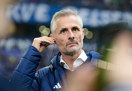 Für Trainer van Wonderen war es der erste Sieg als Schalke-Trainer. - © Bernd Thissen/dpa