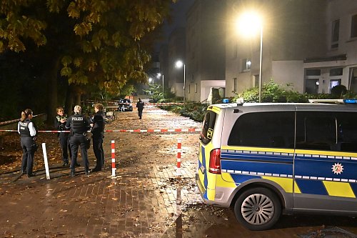 In der Wohnung befanden sich den Angaben zufolge noch drei Kinder im Alter zwischen zwei und sieben Jahren. - © Guido Bludau/dpa