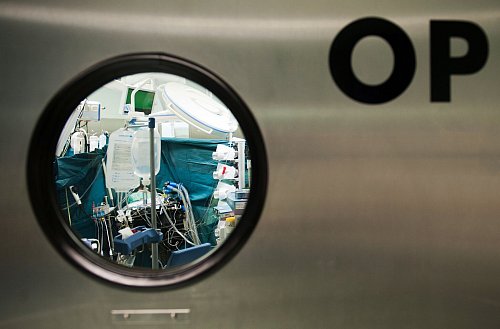 Kostentreiber Krankenhaus: Die Klinikbehandlungen sind der größte Kostenblock. - © Maurizio Gambarini/dpa