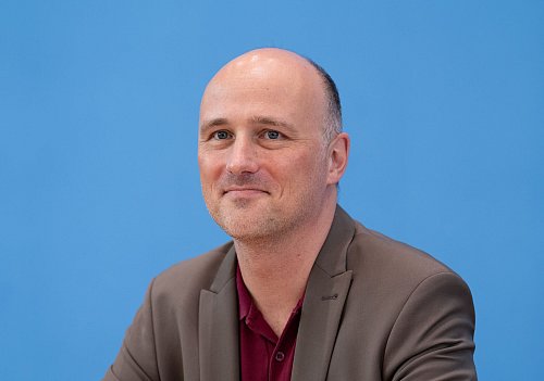 Der Grünen-Kulturpolitiker Sven Lehmann ist mit Weimers Bilanz nicht zufrieden. (Archivbild) - © Soeren Stache/dpa