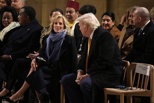 Die First Lady plauderte zwischendurch mit dem Vorgänger und Nachfolger ihres Ehemannes. - © Thibault Camus/AP Pool /dpa
