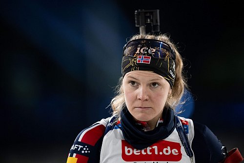 Norwegens Karoline Offigstad Knotten gewann mit ihrem Teamkollegen. - © Fabian Strauch/dpa