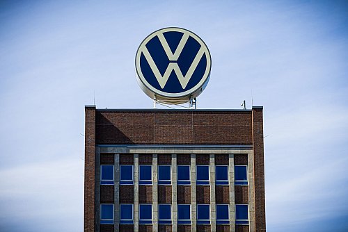 Bei Volkswagen betrug der Umsatz im vergangenen Jahr 324,7 Milliarden Euro. (Archivfoto) - © Moritz Frankenberg/dpa