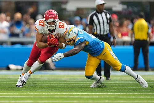 Travis Kelce (l) von den Kansas City Chiefs wird von Denzel Perryman von den Los Angeles Chargers gestoppt. - © Ashley Landis/AP/dpa