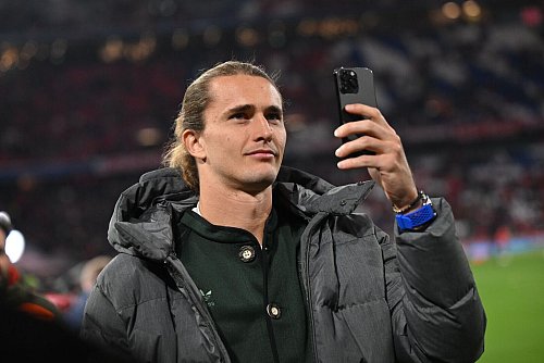 Alexander Zverev besuchte während seiner Tennis-Pause das Fußballspiel zwischen dem FC Bayern und RB Leipzig. - © Sven Hoppe/dpa