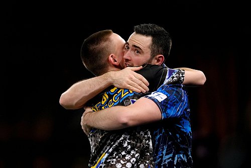 Trost bei der WM: Ricardo Pietreczko (l) nach der Niederlage gegen Luke Humphries. - © John Walton/PA Wire/dpa