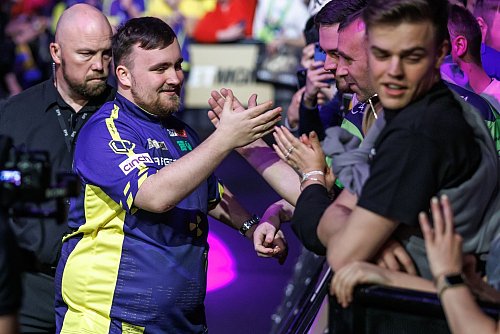 Liebling der Massen: Der junge Weltmeister Luke Littler. - © Andreas Gora/dpa