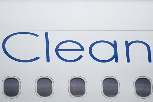 Airlines oder Veranstalter bieten eine CO2-Kompensation oft schon bei der Buchung an. Eine Alternative dazu sind gemeinnützige Organisationen. - © Klaus-Dietmar Gabbert/dpa-tmn