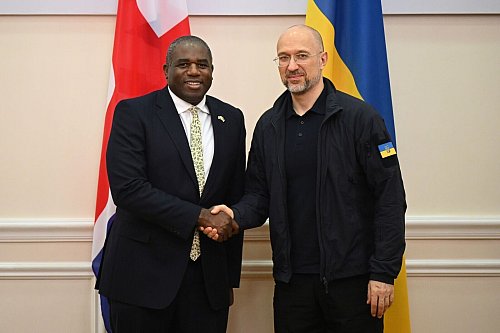 Der ukrainische Regierungschef Denys Schmyhal hat den britischen Außenminister David Lammy nochmals um die Freigabe weitreichender Waffen gebeten. - © Leon Neal/PA Wire/dpa