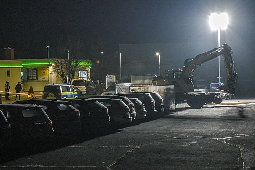 Die Spurensicherung ist vor Ort. - © Fabian Koss/onw-images/dpa