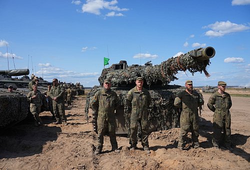 Deutsche Soldaten unterstützen derzeit die Sicherung der Nato-Ostflanke in Litauen. (Archivbild) - © Soeren Stache/dpa