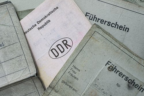 Alte Lappen ausrangiert: Führerscheine in der EU müssen nach gestaffelten Fristen umgetauscht werden. - © Wolfram Kastl/dpa/dpa-tmn