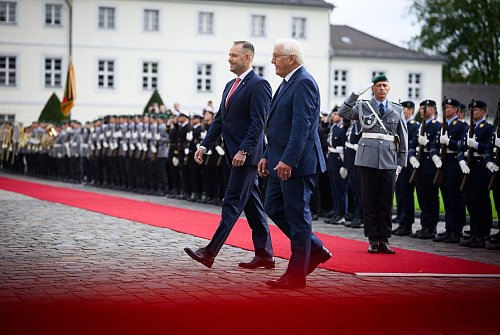 Polens Präsident Nawrocki erhielt die volle protokollarische Aufmerksamkeit - © Bernd von Jutrczenka/dpa