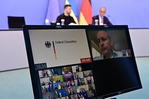 Der ukrainische Präsident Wolodymyr Selenskyj nimmt persönlich mit Kanzler Friedrich Merz an den Schalten zum Alaska-Gipfel von US-Präsident Donald Trump mit Kremlchef Wladimir Putin teil. - © John Macdougall/AFP POOL/dpa
