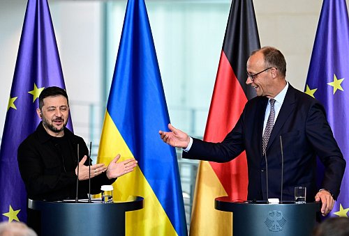 Signal an Putin und Trump: Kanzler Friedrich Merz demonstriert beim Auftritt mit dem ukrainischen Präsidenten Wolodymyr Selenskyj freundschaftliche Nähe. - © Fabian Sommer/dpa