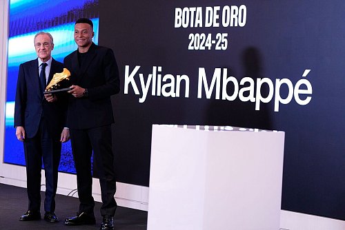 Real Madrids Präsident Florentino Pérez (l) hält große Stücke auf seinen Top-Torjäger - © Manu Fernandez/AP/dpa