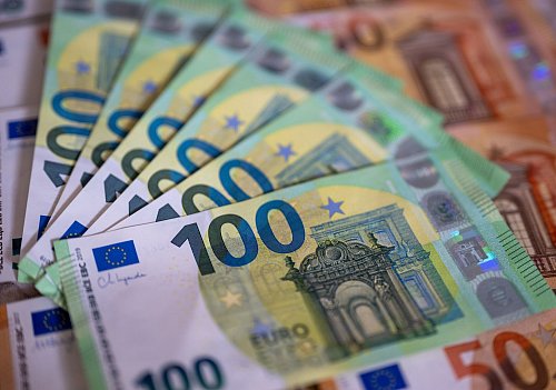 Der Landeshaushalt 2026 soll Ausgaben von 112 Milliarden Euro umfassen. (Symbolbild) - © Monika Skolimowska/dpa