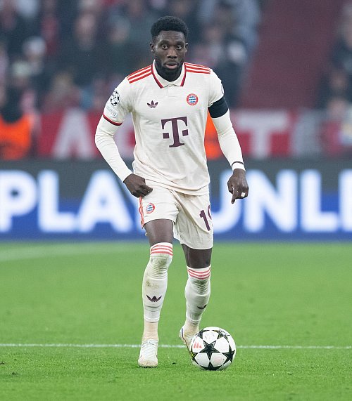 Alphonso Davies könnte länger beim FC Bayern bleiben. - © Sven Hoppe/dpa