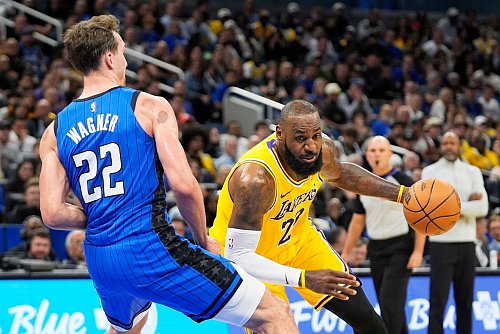 Auch das zweite Spiel seit dem Comeback von LeBron James ging für die Lakers verloren. - © John Raoux/AP/dpa