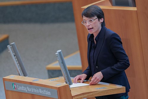 NRW-Familienministerin Josefine Paul (Grüne) rechtfertigt ihren Kurs in der Kinderpolitik gegen Kritik. - © Rolf Vennenbernd/dpa