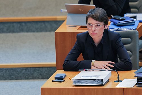 NRW-Familienministerin Josefine Paul (Grüne) gibt keine Antwort auf die Frage, wann es in NRW ein drittes beitragsfreies Kita-Jahr geben wird. - © Rolf Vennenbernd/dpa