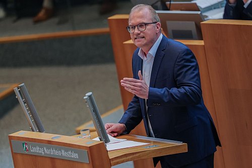 SPD-Landtagsfraktionschef Jochen Ott wirft der schwarz-grünen Landesregierung Wortbruch bei zentralen Wahlversprechen in der Politik für Kinder vor. - © Rolf Vennenbernd/dpa