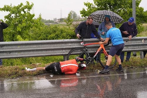 Sturz des Radfahrers Joshua Tarling. - © Fabio Ferrari/LaPresse via ZUMA Press/dpa