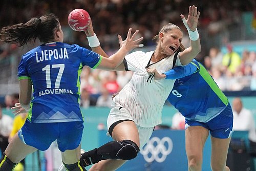 Xenia Smits hofft mit der DHB-Auswahl auf die erste EM-Medaille seit 30 Jahren. - © Marcus Brandt/dpa