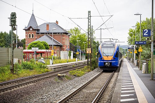 Die Ermittlungen zum Geschehen am Bahnhof Friedland dauern an. - © Moritz Frankenberg/dpa