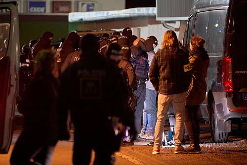 Die Polizei nahm die Personalien von Teilnehmenden auf. - © ---/TNN/dpa