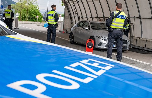 Laut Gewerkschaft der Polizei sind die verstärkten Kontrollen nicht lange zu schaffen. (Archivbild) - © Peter Kneffel/dpa