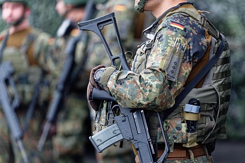 Wieviel Freiwillige können für die Bundeswehr gewonnen werden - und was, wenn das nicht reicht? Die Koalition diskutiert. - © Henning Kaiser/dpa